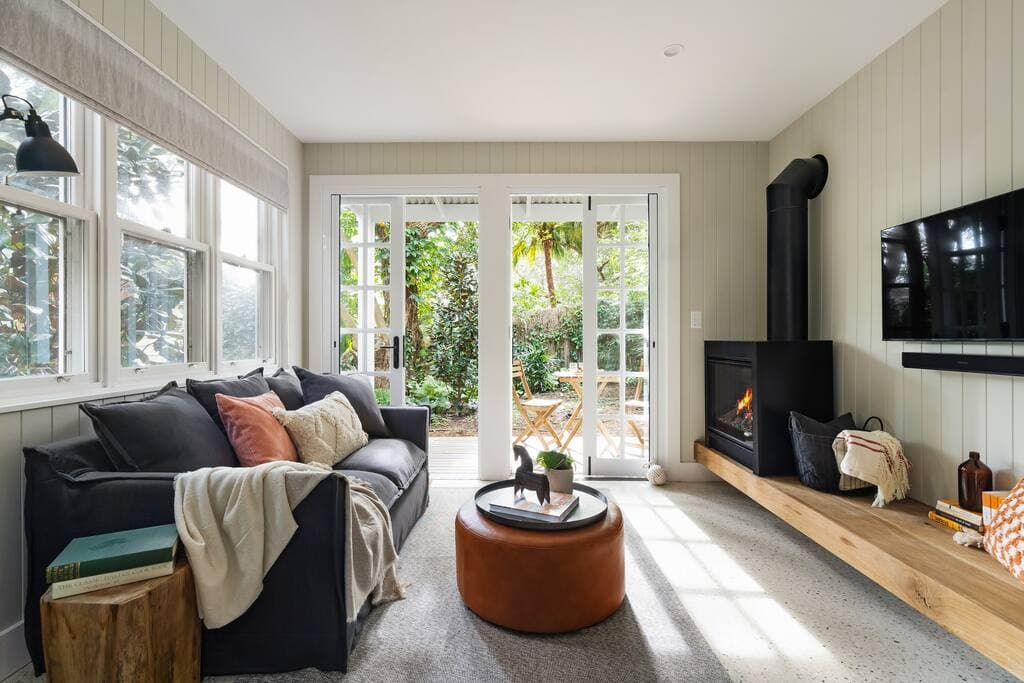 Furnished 1 Bedroom Apartment in Balmain East