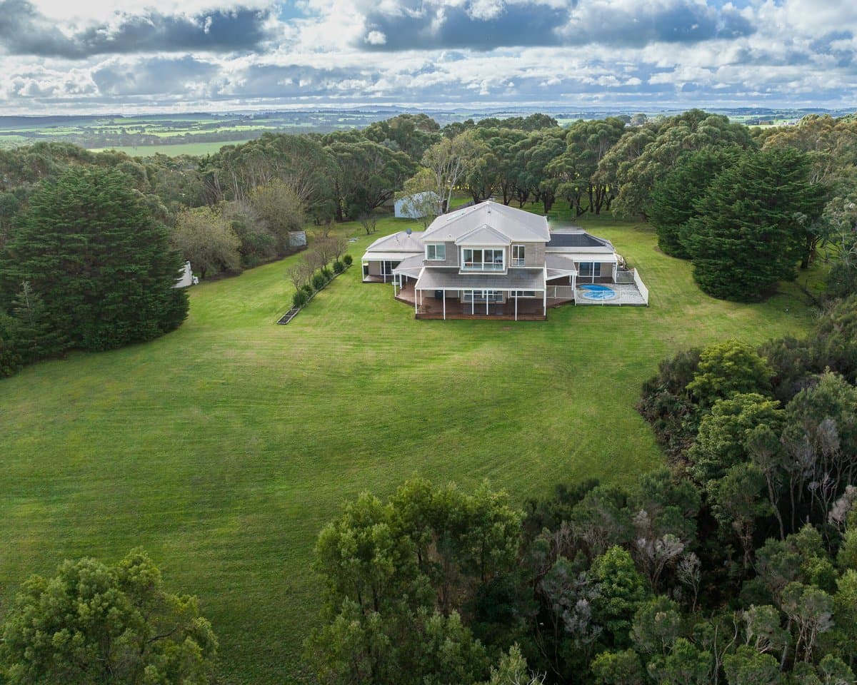 Furnished 5 Bedroom House in Inverloch