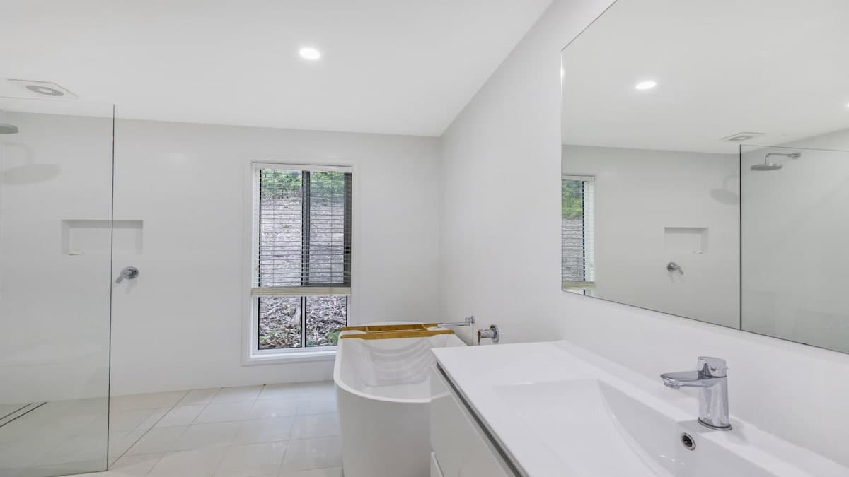 Furnished 5 Bedroom House in Kincumber