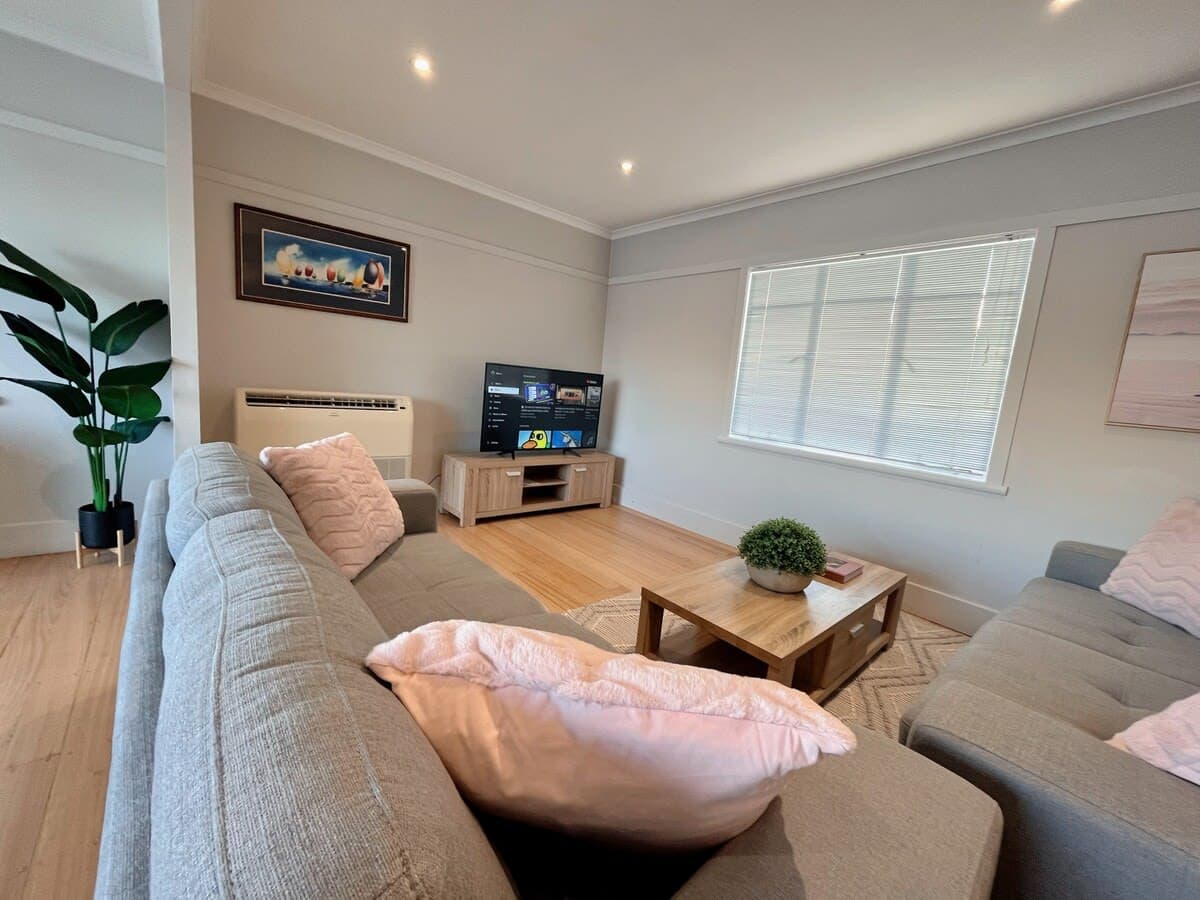 Furnished 2 Bedroom House in Rose Bay