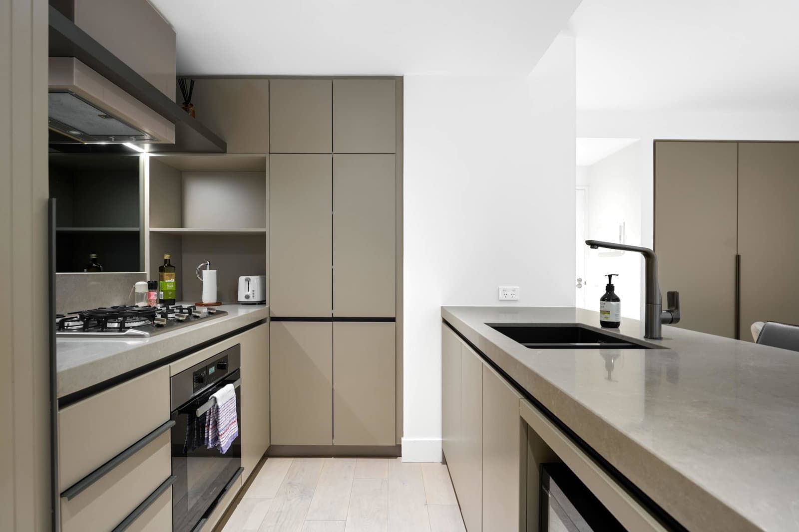 Furnished 1 Bedroom Apartment in Hawthorn East