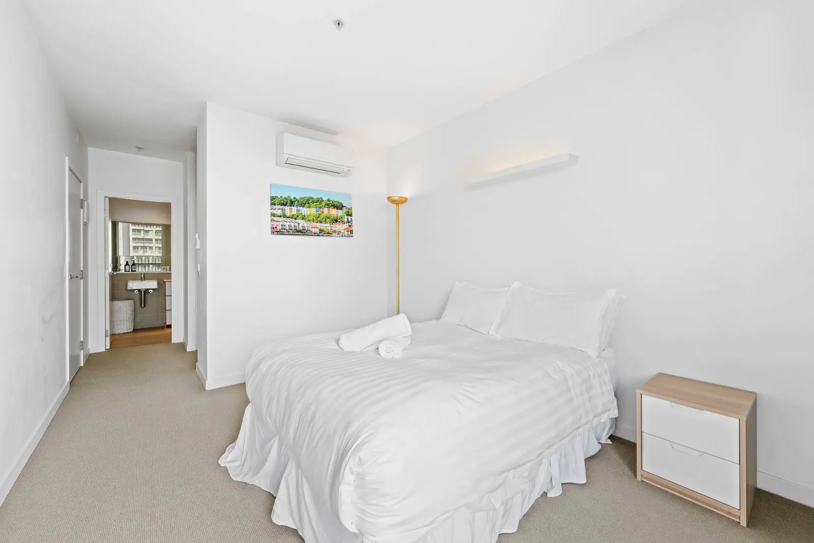 Furnished 2 Bedroom Apartment in Melbourne