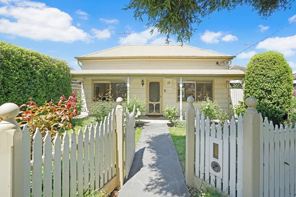 Furnished 3 Bedroom House in Williamstown North