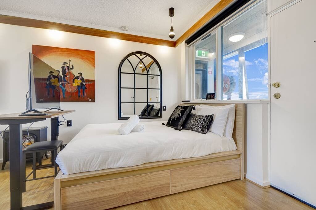 Furnished 1 Bedroom Apartment in St Kilda