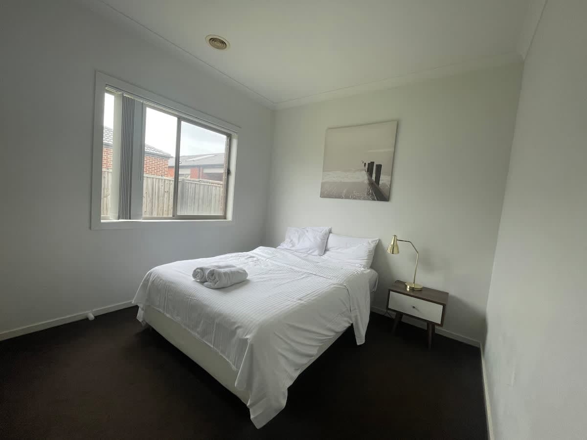 Furnished 5 Bedroom House in Point Cook