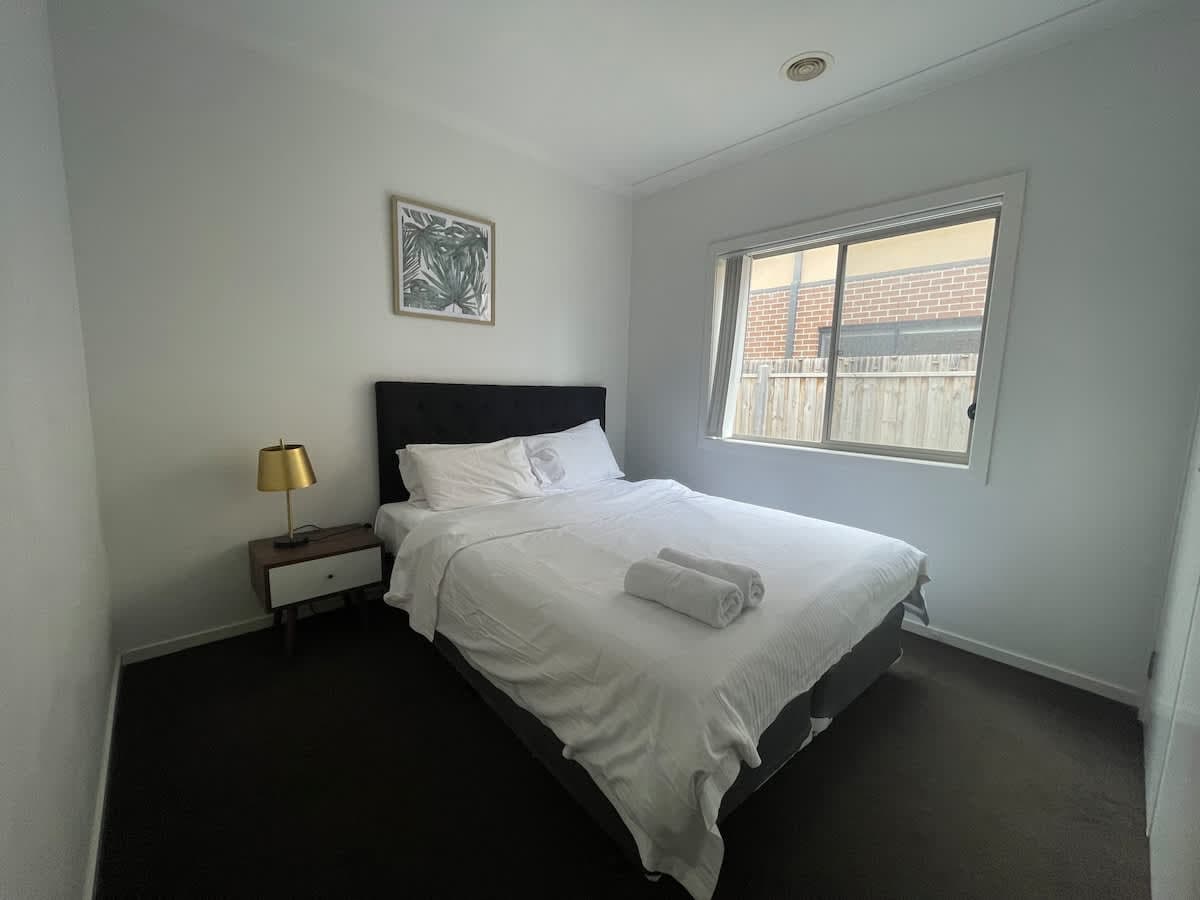 Furnished 5 Bedroom House in Point Cook