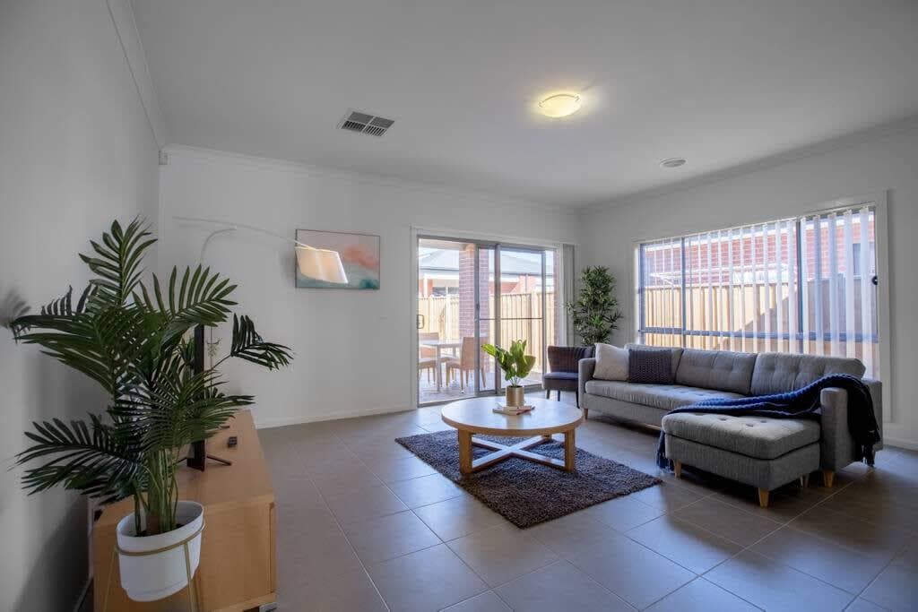 Furnished 5 Bedroom House in Point Cook