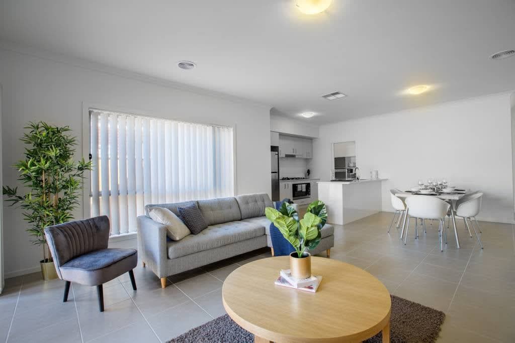 Furnished 5 Bedroom House in Point Cook