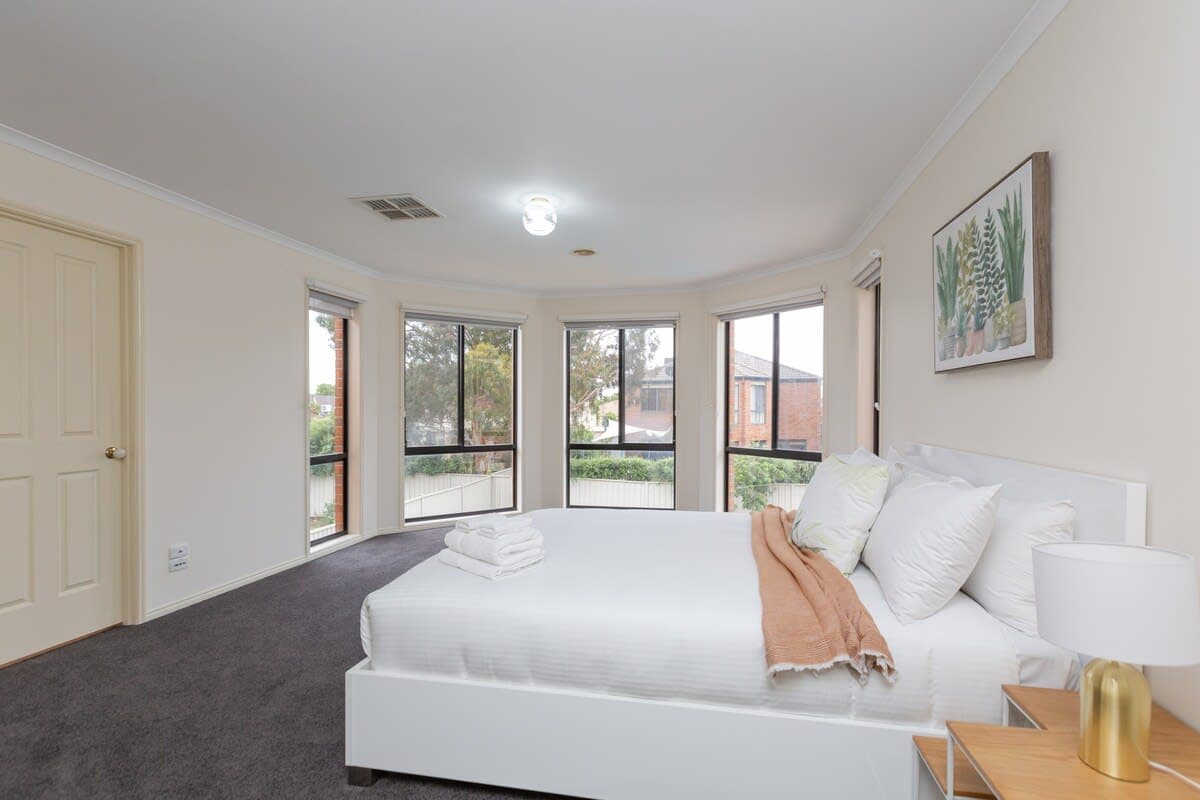 Furnished 4 Bedroom House in Tarneit