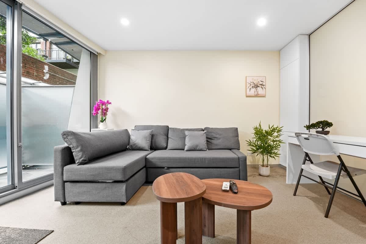 Furnished 1 Bedroom Apartment in West Melbourne