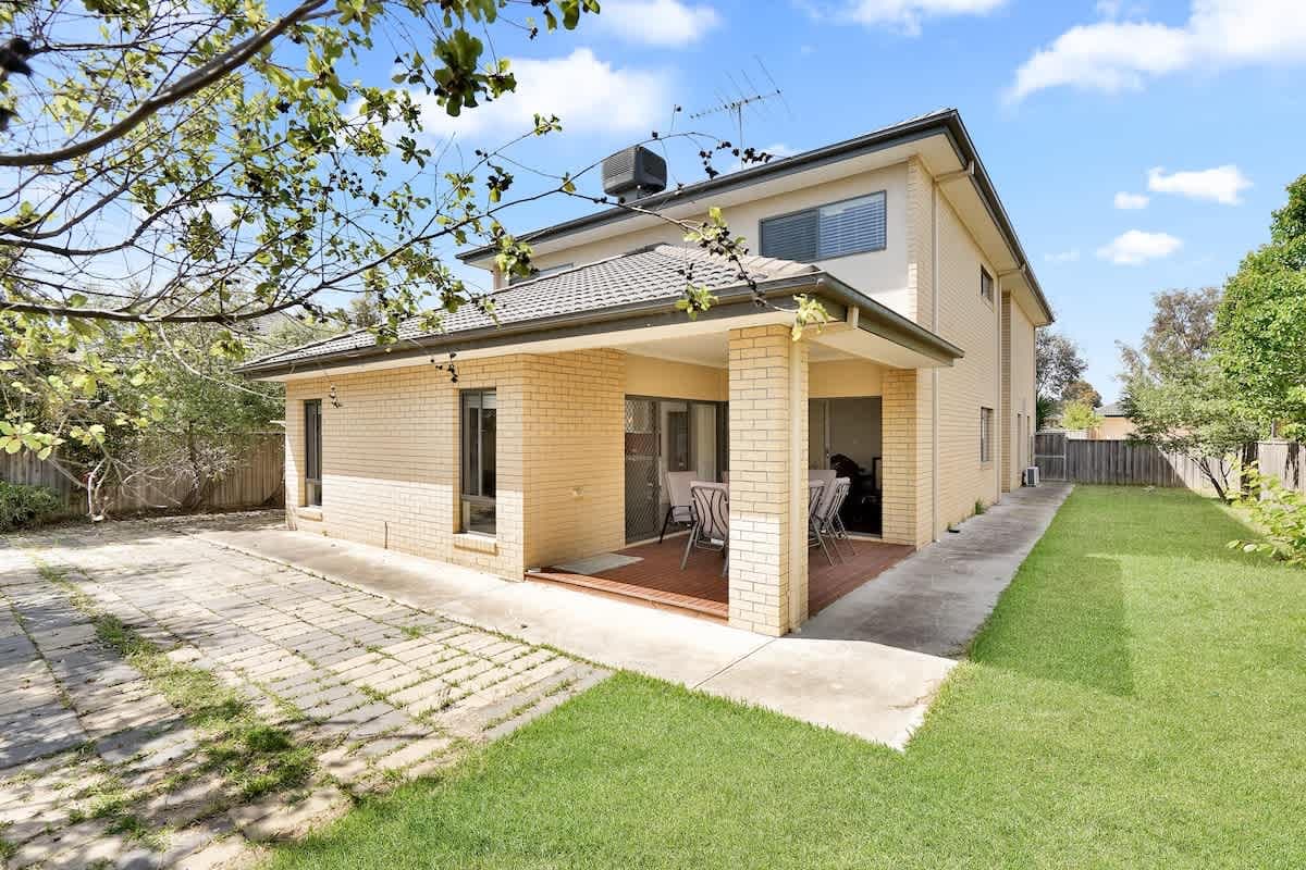 Furnished 4 Bedroom House in Point Cook