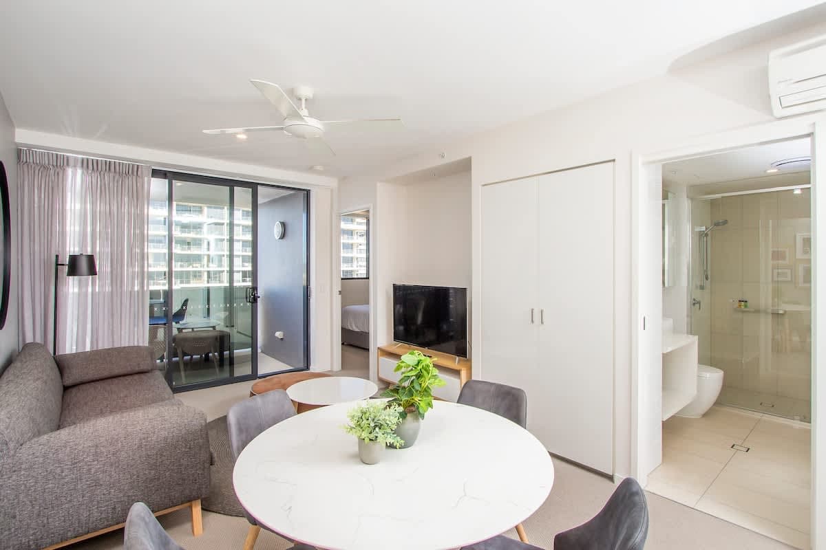 Furnished 2 Bedroom Apartment in Hamilton