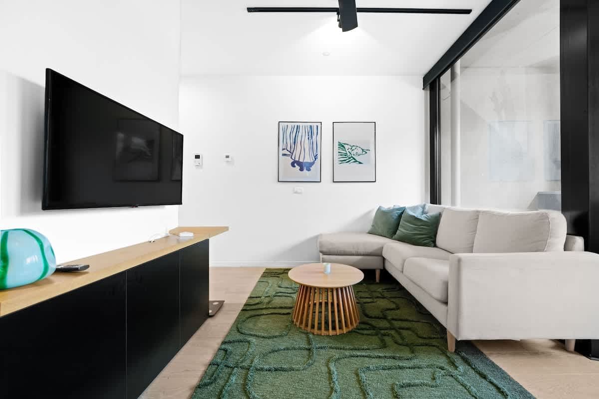 Furnished 1 Bedroom Apartment in Collingwood