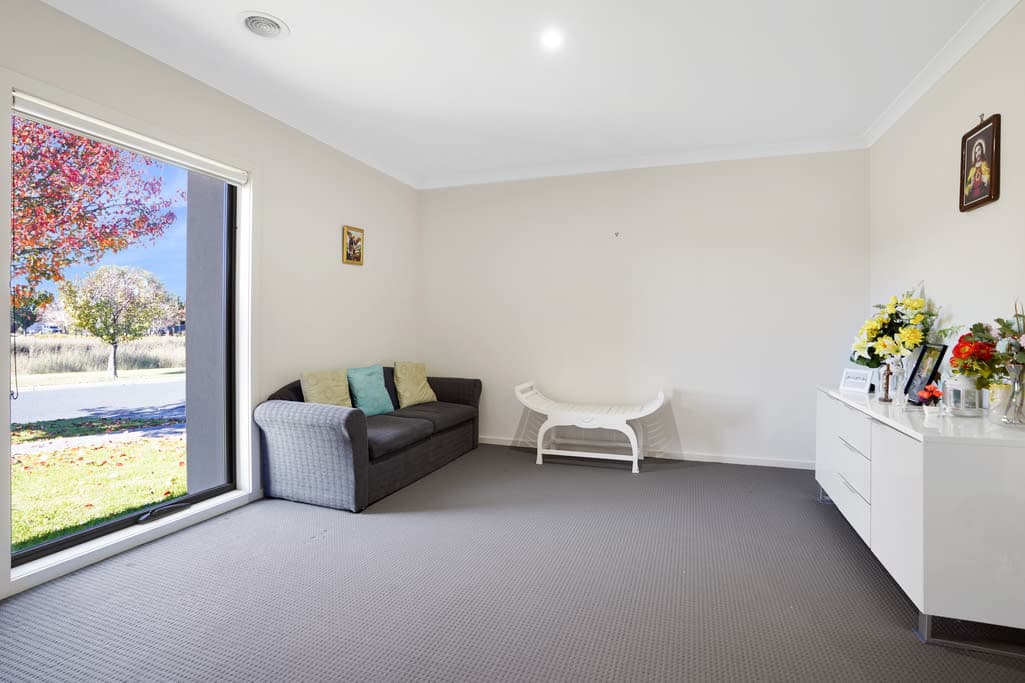 Furnished 4 Bedroom House in Pakenham