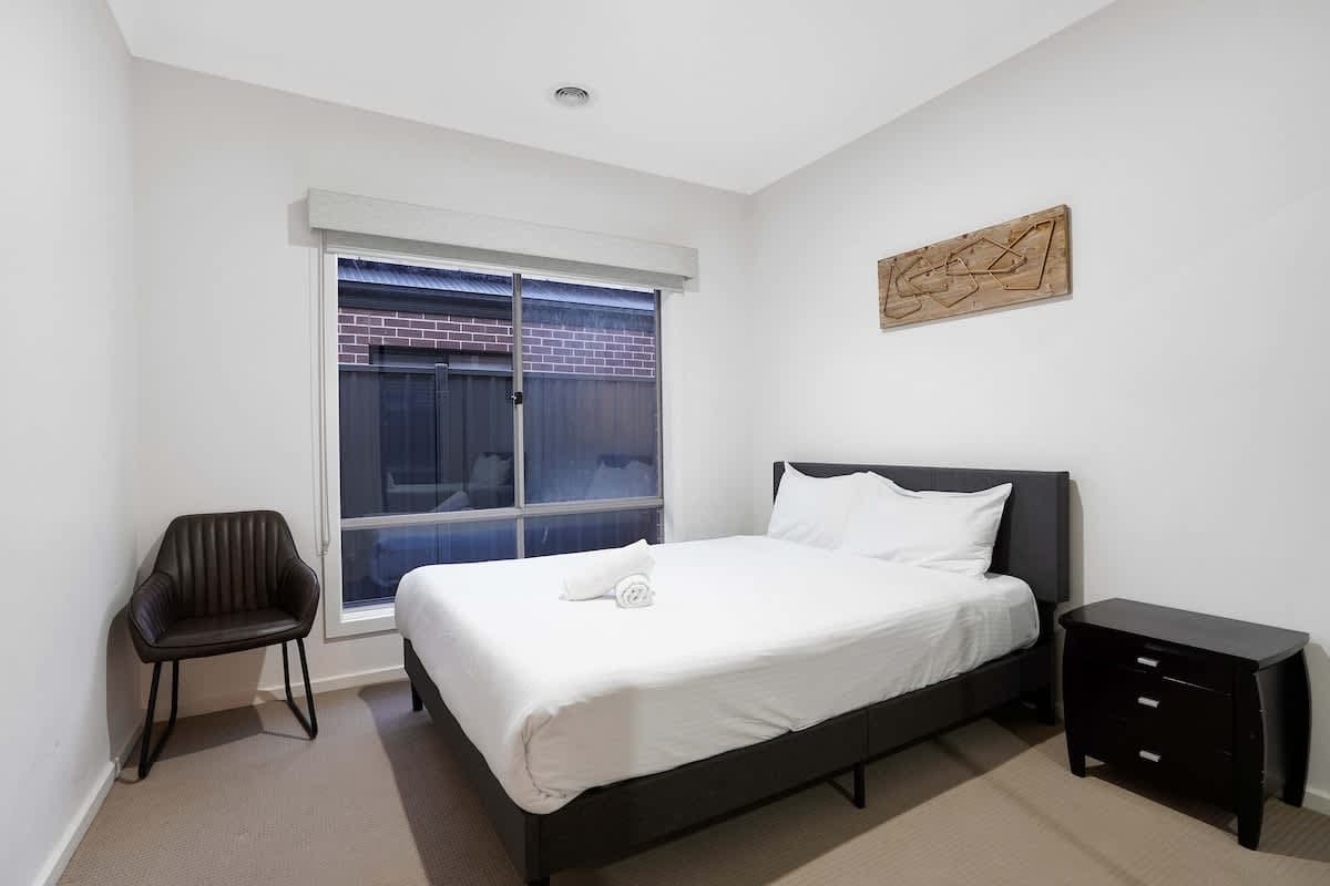 Furnished 4 Bedroom House in Tarneit