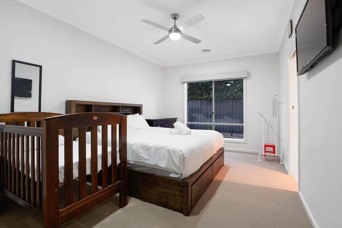 Furnished 4 Bedroom House in Tarneit