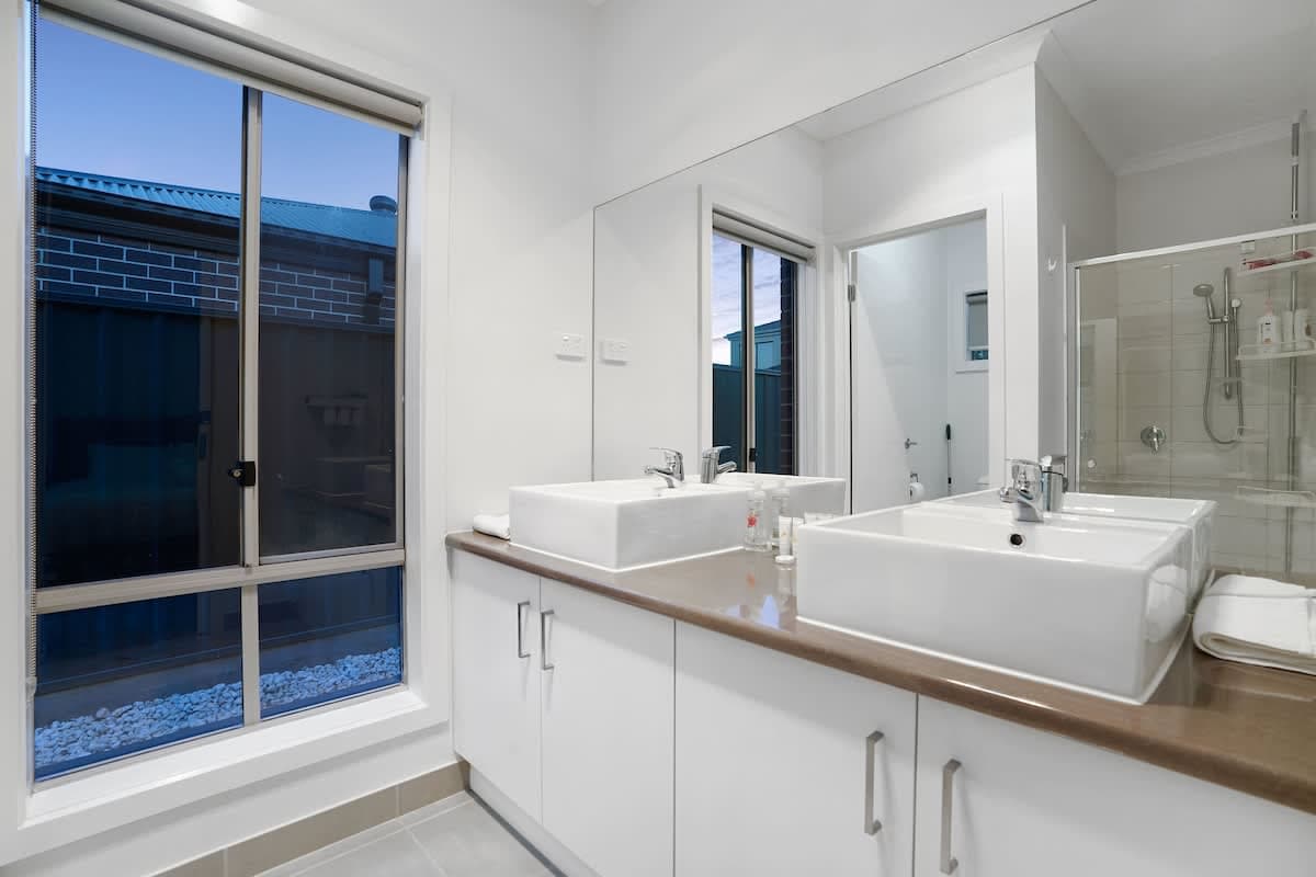 Furnished 4 Bedroom House in Tarneit