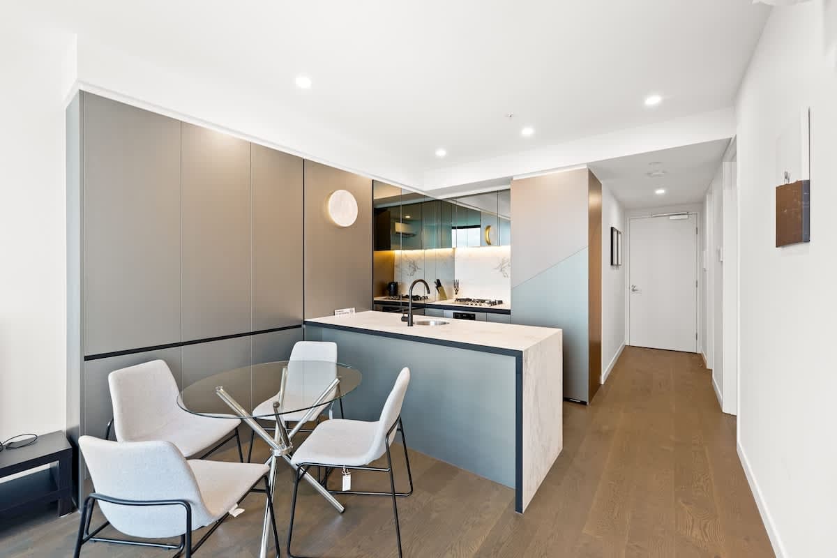 Furnished 2 Bedroom Apartment in Docklands