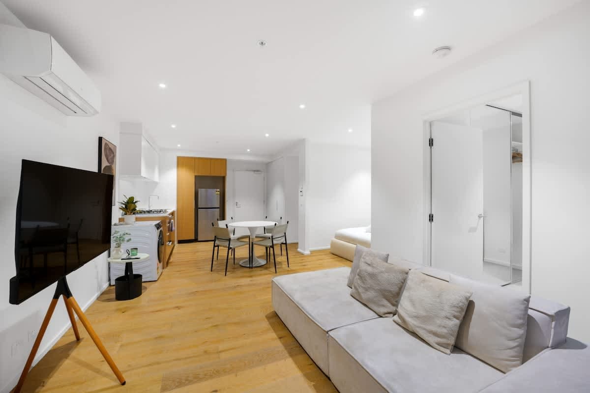 Furnished 1 Bedroom Apartment in Docklands