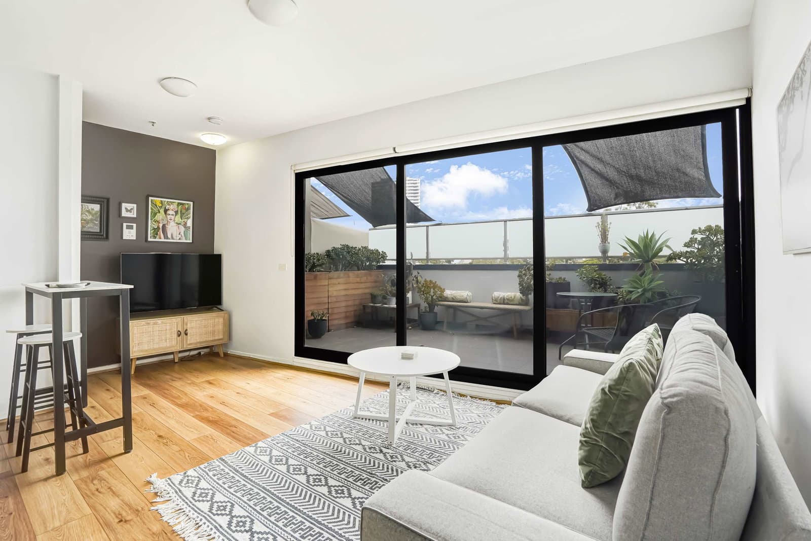 Furnished 1 Bedroom Apartment in St Kilda