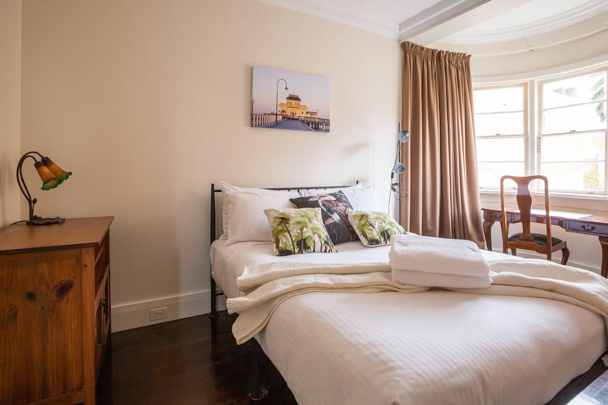 Furnished 1 Bedroom Apartment in East Melbourne