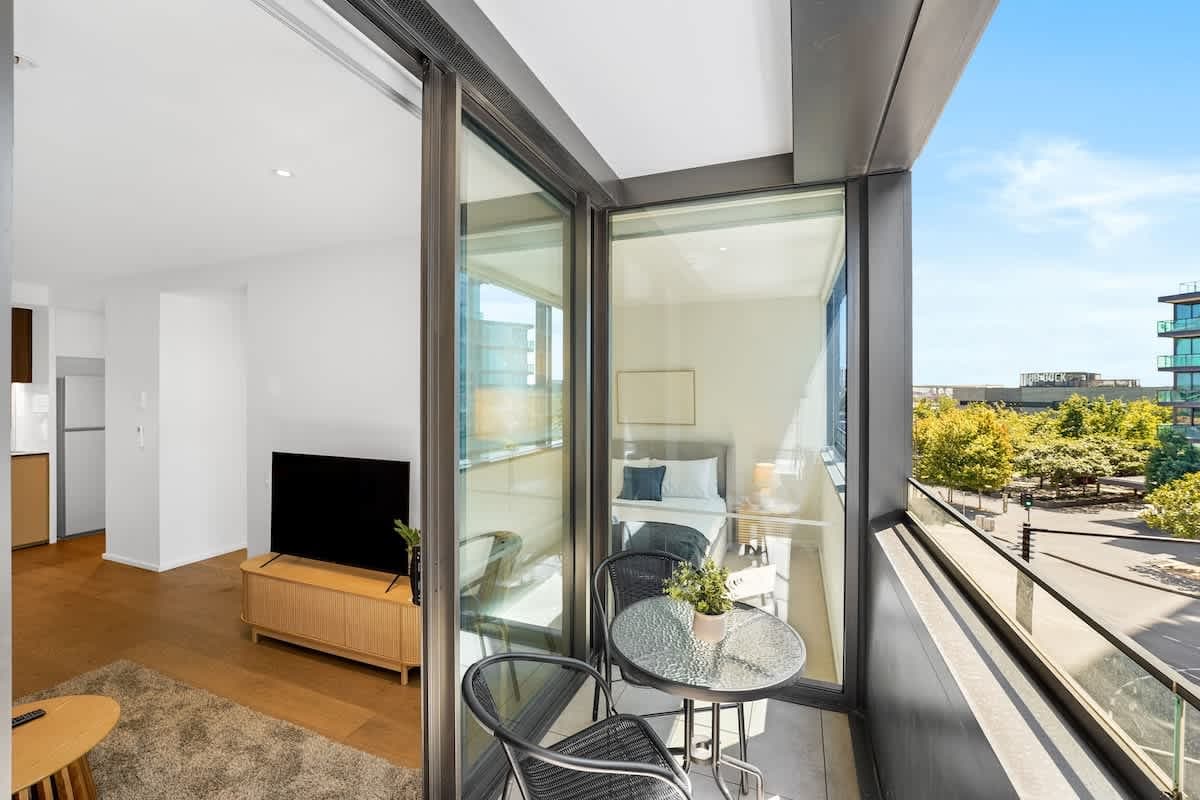 Furnished 1 Bedroom Apartment in Docklands