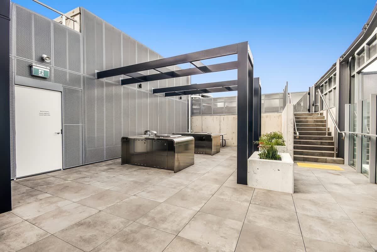 Furnished 3 Bedroom Apartment in Footscray