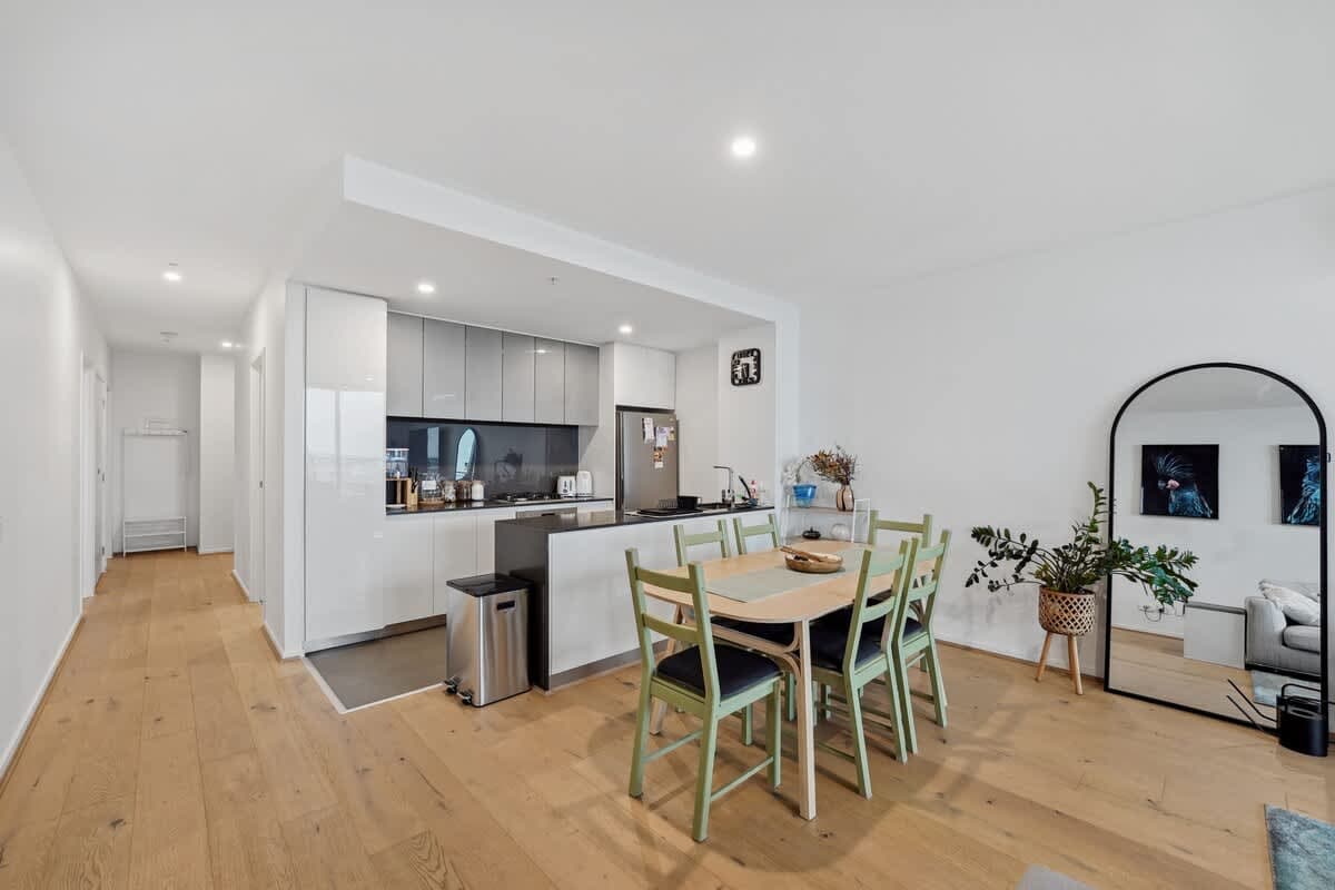Furnished 3 Bedroom Apartment in Footscray