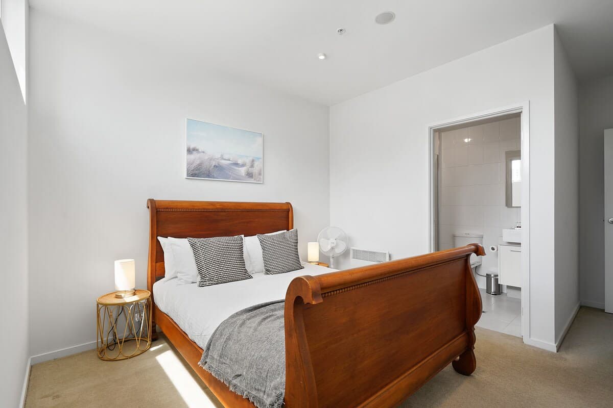 Furnished 2 Bedroom Apartment in Footscray
