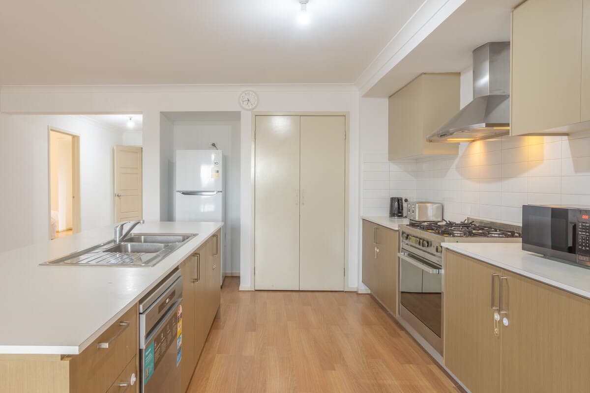 Furnished 4 Bedroom House in Tarneit