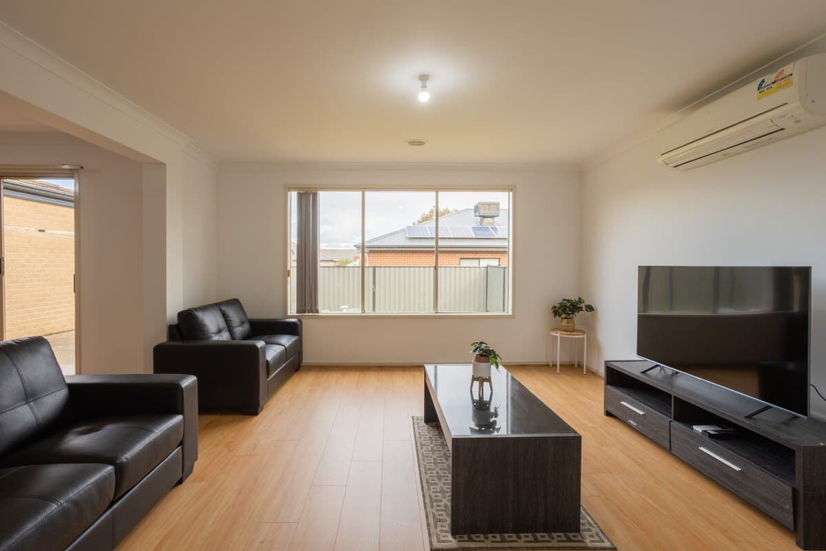 Furnished 4 Bedroom House in Tarneit