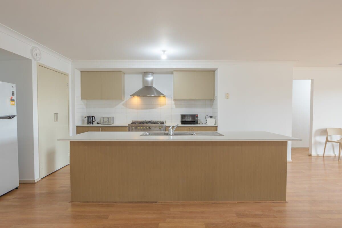 Furnished 4 Bedroom House in Tarneit