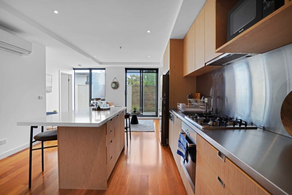 Furnished 2 Bedroom Apartment in Prahran