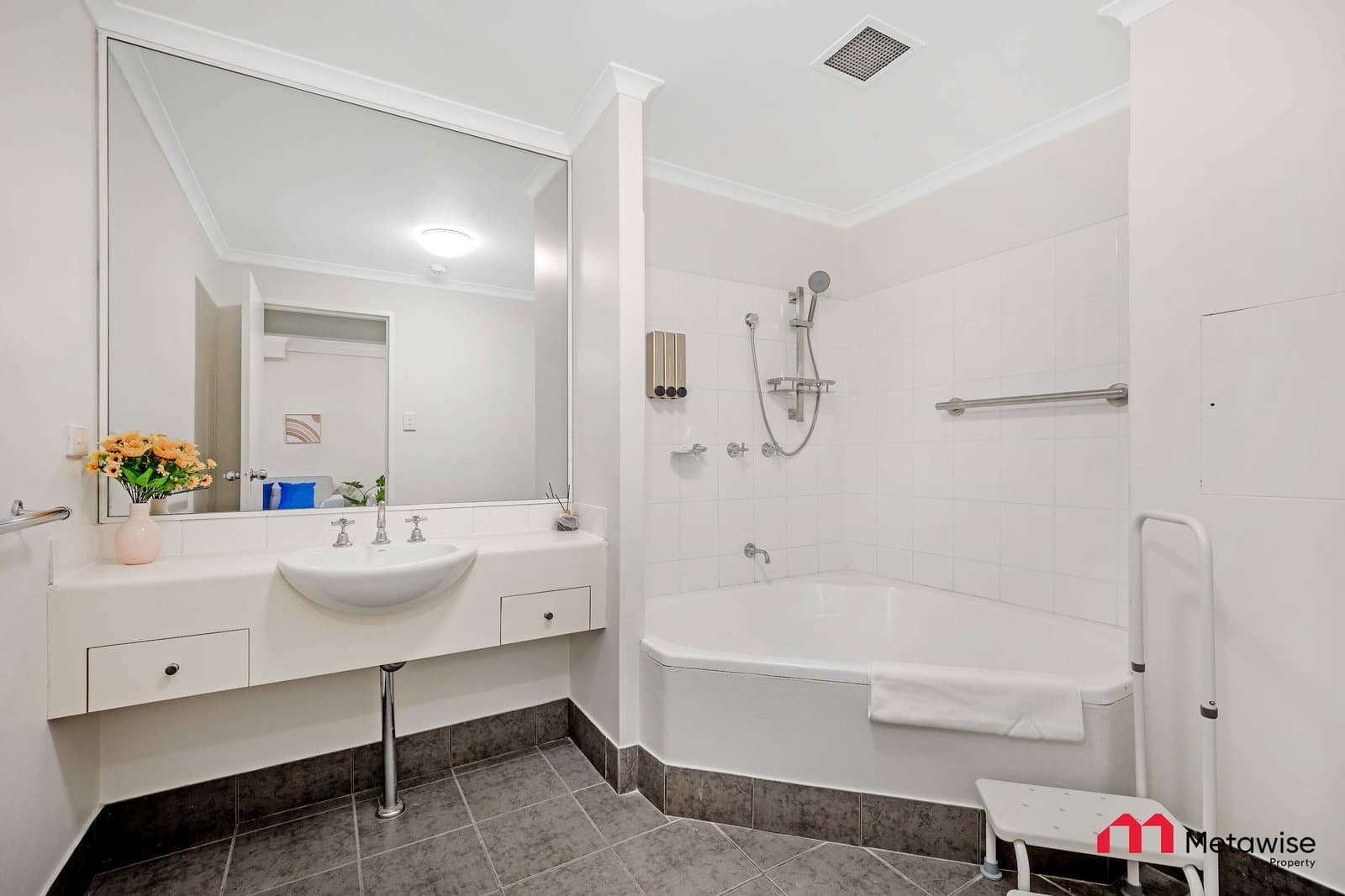 Furnished 1 Bedroom Apartment in Camperdown