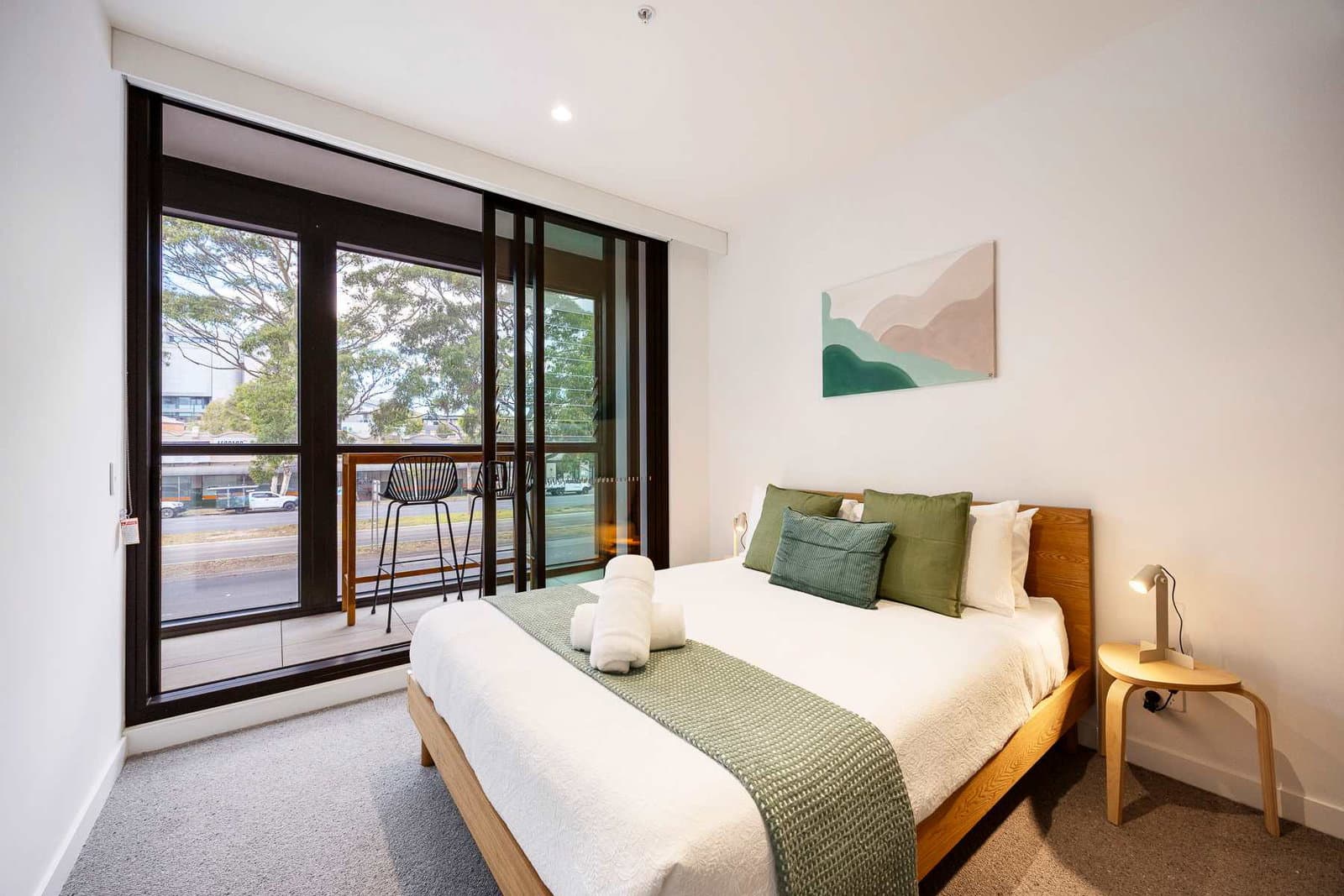 Furnished 3 Bedroom Apartment in St Kilda