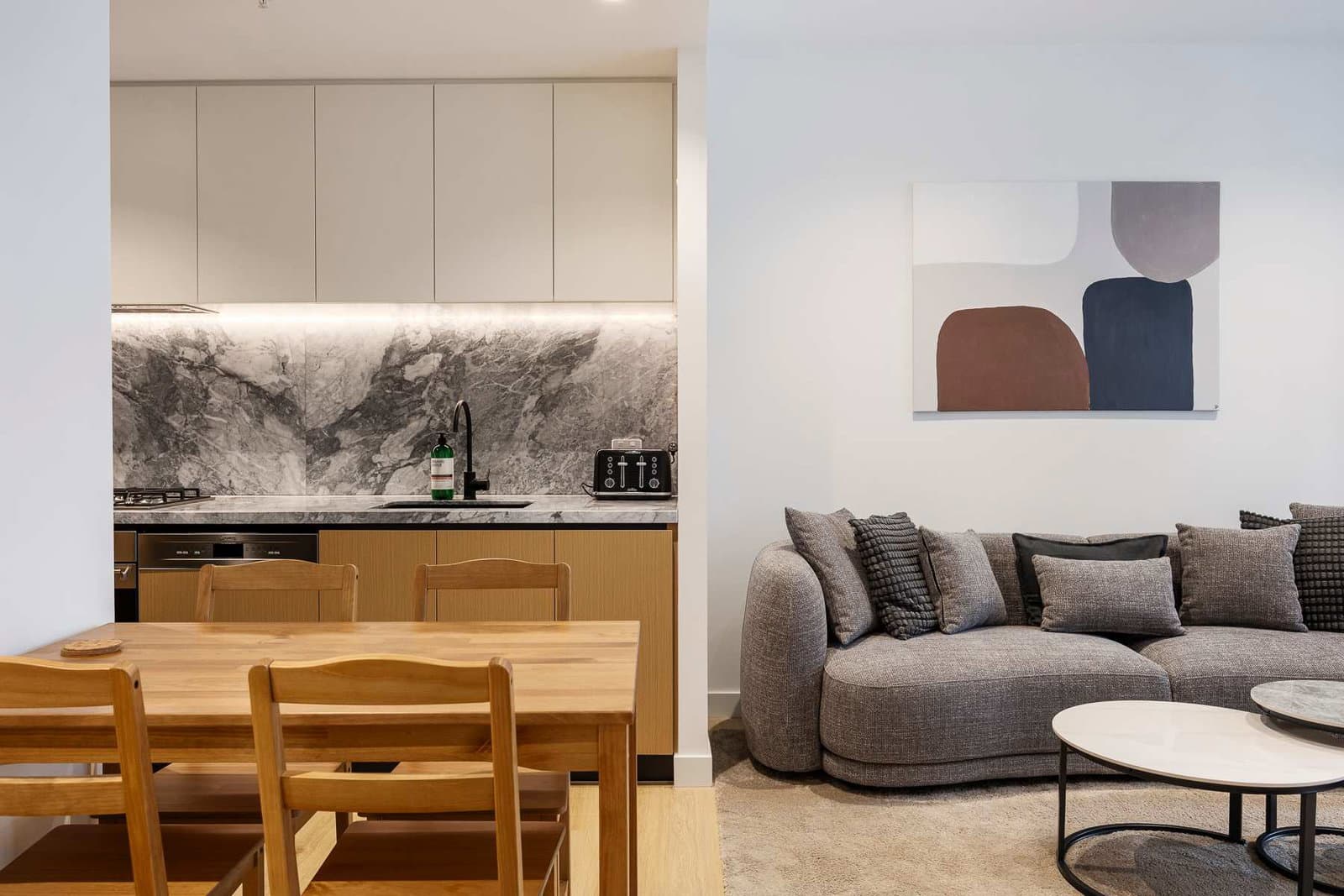 Furnished 3 Bedroom Apartment in St Kilda